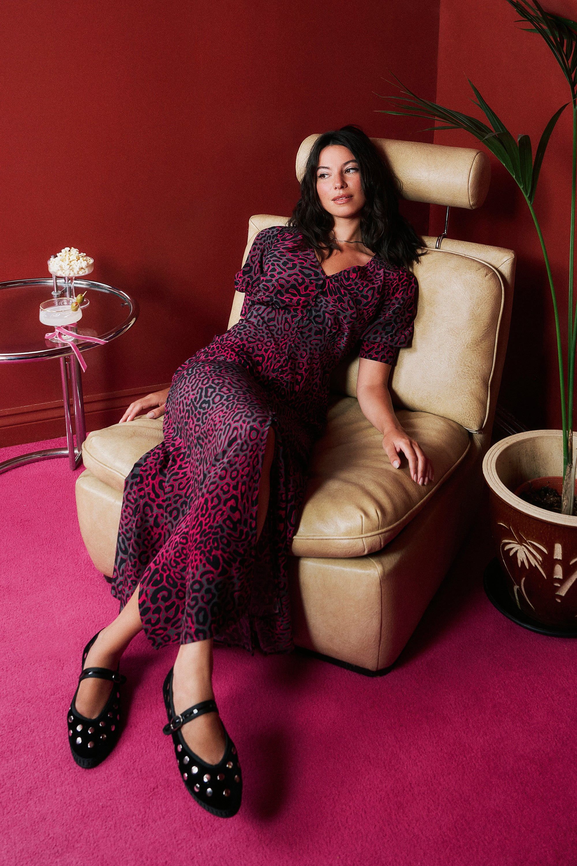 Scamp and Dude Grey with Pink Leopard Ray Blouson Sleeve Midi Tea Dress | Model wearing a grey short sleeve midi tea dress with pink leopard ray print and black pumps.